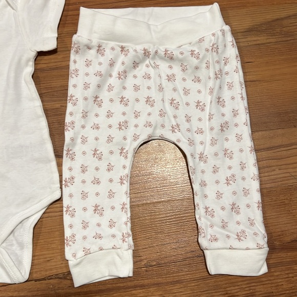 Rae Dunn baby / 100% cotton - Picture 3 of 5